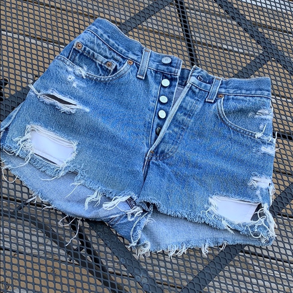 VINTAGE LEVI’S JEAN SHORTS